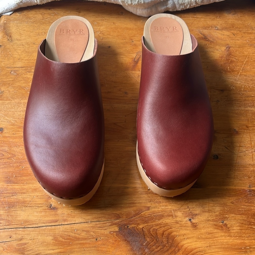 New in box Bryr Bean clogs in burgundy. Size 11 (41). - Picture 5 of 6